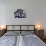 Spacious And Modern Furnished Apartment For 10 Guests